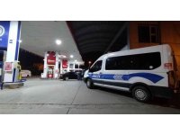 Kar maskeli kişiler akaryakıt istasyonuna silahlı saldırı düzenledi: 2 yaralı