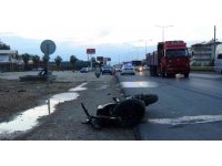 Ters yönden gelen traktörle çarpışan motosikletin sürücüsü ağır yaralandı