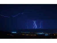 İskenderun Körfezi´nde şimşekler geceyi aydınlattı