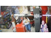 Deprem sırasındaki panik anı marketin güvenlik kamerasına yansıdı