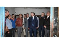 Vali Yılmaz, depremde zarar gören evlerde incelemelerde bulundu