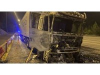 Otoyolda yanan TIR hurdaya döndü