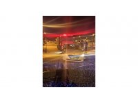 Hatay’da otomobil tren raylarına takıldı