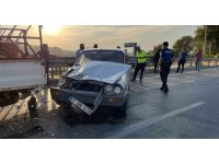 Kasaları almak için duran kamyonete otomobil çarptı: 1 yaralı