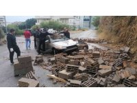 Yağmur sebebiyle yıkılan istinat duvarı otomobili hurdaya çevirdi