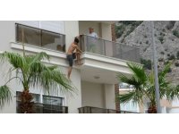 Balkonda annesini alıkoyan şahıs, herkese ecel terleri döktürdü