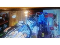 Turist görünümlü şahsın, otomobil hırsızlığı kamerada