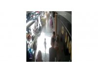 Annesinin kaldırıma bıraktığı çocuk az kalsın kamyonetin altında eziliyordu