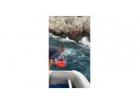 Tekneleri alabora oldu, kayalıklarda mahsur kaldılar