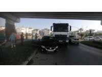 Kamyonun çarptığı otomobil, kaldırım ile kamyon arasında sıkıştı