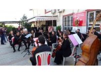 Tarihi okulda senfonik konser