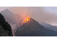 Osmaniye’de ormanlık alandan yükselen alevler yüzlerce metre uzaklıktan görülüyor