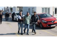 Otomobili uzun namlulu silahla tarayan zanlılar polisten kaçamadı