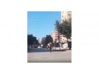 Ölümlere neden olan scooterda bebeğini taşıdı