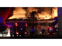 Alanya’da tadilatta olan lisenin çatısı alev alev yandı