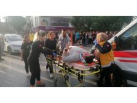 Panelvana arkadan çarpıp kaskıyla camı patlattı