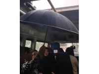 Dolmuşta şemsiyeli yolculuk