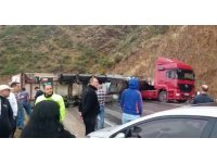 Tır devrildi, Mersin-Antalya yolu 3 saat ulaşıma kapandı