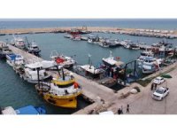 Akdeniz’de balıkçılara fırtına engeli, tekneler kıyıya yanaştı