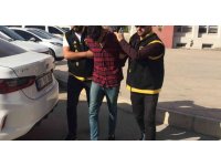 Yaşlı kadının ağzını kapatıp telefon ve cüzdanını gasp ettiler