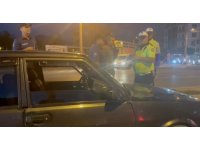 Polisin durdurduğu araçtan kaçmaya çalışan uyuşturucu şüphelisi yakalandı