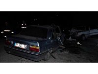 Otomobiller kafa kafaya çarpıştı: 2 ölü, 5 yaralı