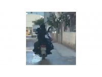 Eline serum takılı çocuğunu elektrikli bisikletle taşıdı