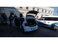 Ayrı yaşadığı eşinin habersiz aldığı otomobilini otoparkta buldu, silah ve uyuşturucu düzeneğini görünce polise koştu