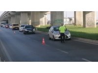 Kırmızı ışıkta geçen otomobil, polisin ’dur’ ihtarına uymayarak böyle kaçtı