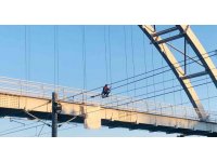 Cami minaresinde intihar girişiminde bulunan şahıs, bu sefer de üst geçide çıktı