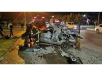 Köprü bariyerine çarpıp hurdaya dönen otomobilden yaralı olarak çıktı