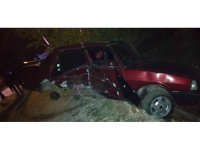 Otomobille çarpışan araç bir evin bahçesine girdi: 4 yaralı