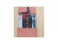 Evine çatıdan sarkıp pencereden girmek istedi, halat kısa gelince asılı kaldı