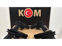 Uygulama noktasında durdurulan araçta 4 ruhsatsız tabanca bulundu