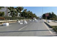 Gazipaşa’da yola savrulan strafor köpük kutuları sürücülerin yardımıyla kaldırıldı