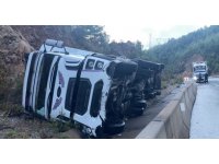 Bariyere çarpan tır şarampole devrildi: 1 yaralı