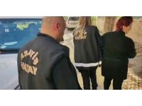 Fuhuş yaptırmaktan 64 yıl hapis cezasıyla aranan kadın yakalandı