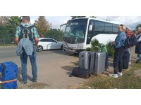 Havalimanına turistleri taşıyan midibüs karşı şeride geçti, kaza ucuz atlatıldı