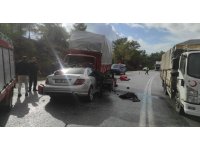 Antalya’da kamyonet ile otomobil kafa kafaya çarpıştı: 2 ölü, 1’i ağır 6 yaralı