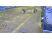 Yolda yürüyen kızların yüzüne yabancı cisim atıp kaçtılar