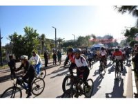 Bisikletçiler önce pedal çevirdi sonra çevre temizliği yaptı