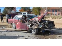 Kamyonla çarpışan otomobilin sürücüsü ağır yaralandı