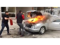 Esnafın müdahalesi, otomobili tamamen yanmaktan kurtardı