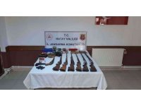 Bir evden 7’si tüfek 8 silah ile 490 adet fişek ele geçirildi