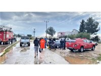 Antalya’da sağanak yağışta araçlar yollarda kaldı