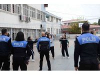 Polis öğrencilere kitap dağıtıp, voleybol oynadı
