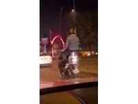 Motosikletteki tüp üzerinde tehlikeli yolculuk