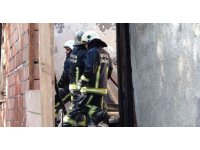 Antalya’da metruk binada kokutan yangın