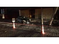 Osmaniye’de otomobil önce elektrik direğine, ardından iş yerine çarptı: 2 yaralı