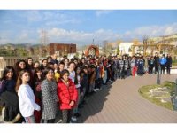 Hatay’da öğrenciler "Dünya Toprak Günü"nde çiçek diktiler